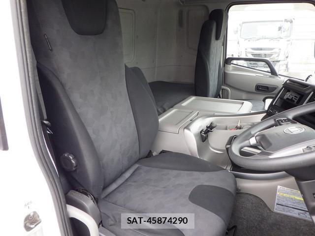 Nissan QUON 2019-06 8628551-23