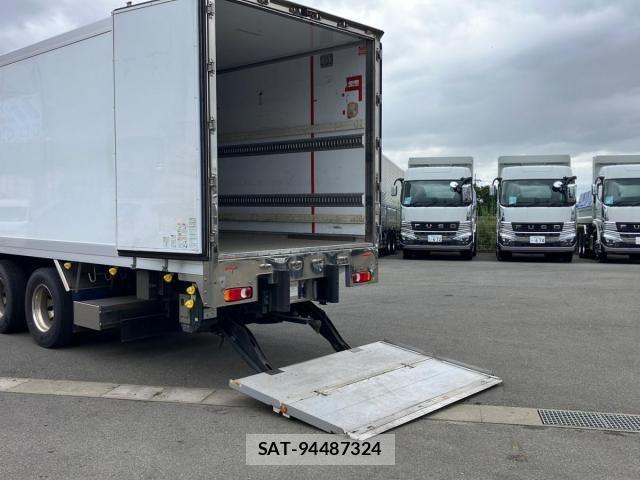 Nissan QUON 2020-07 8661169-12
