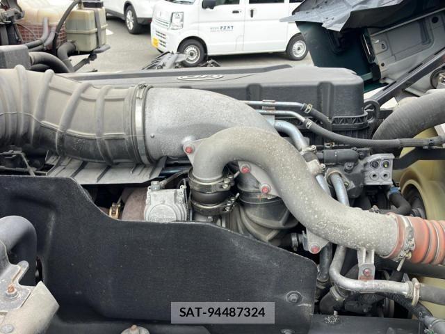 Nissan QUON 2020-07 8661169-17