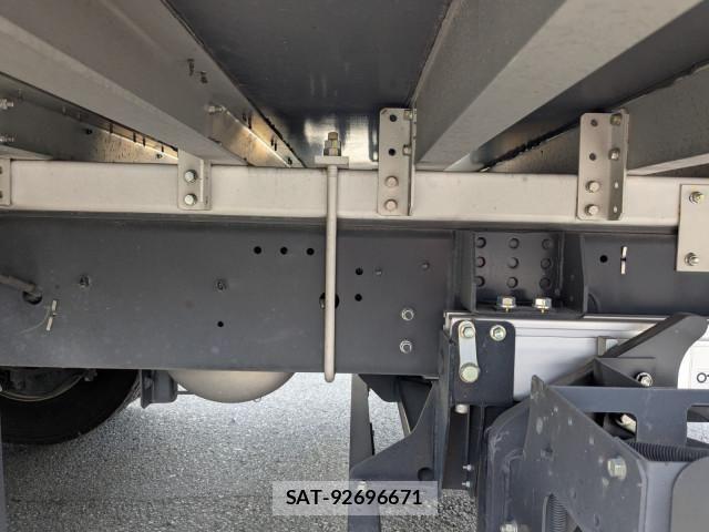 Nissan QUON 2025-11 8661167-9