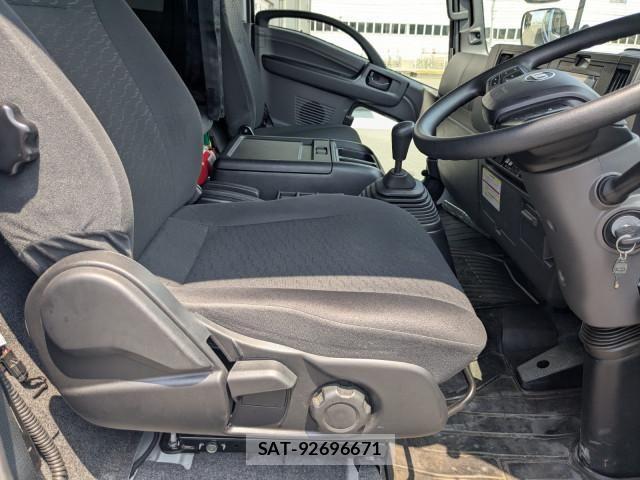 Nissan QUON 2025-11 8661167-22
