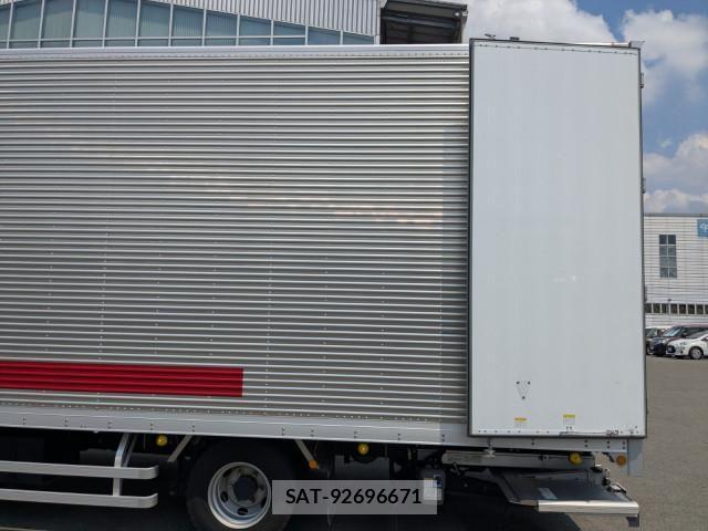 Nissan QUON 2025-11 8661167-8