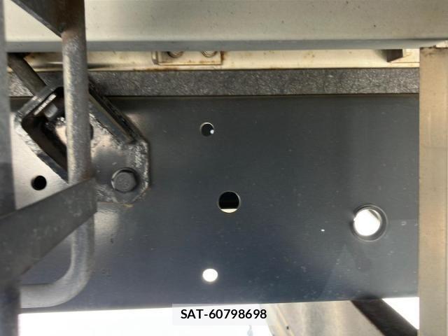 Nissan QUON 2017-10 8661170-10