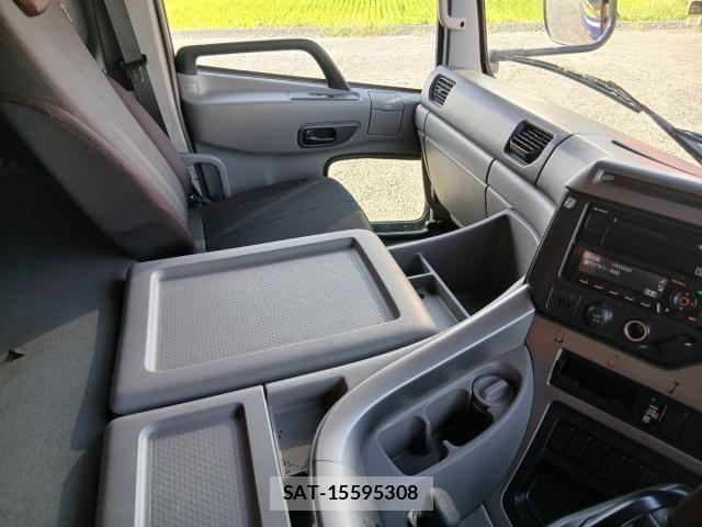Nissan QUON 2022-01 8686384-18