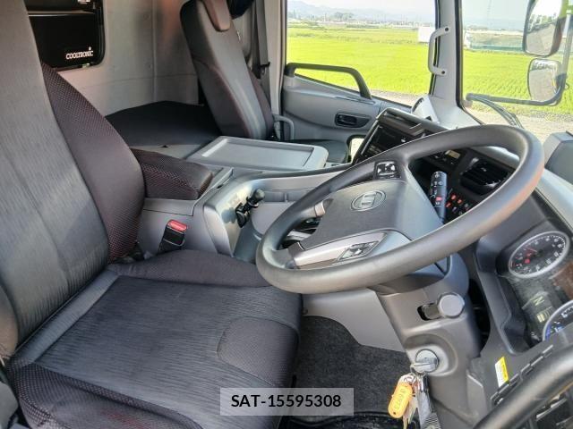 Nissan QUON 2022-01 8686384-2