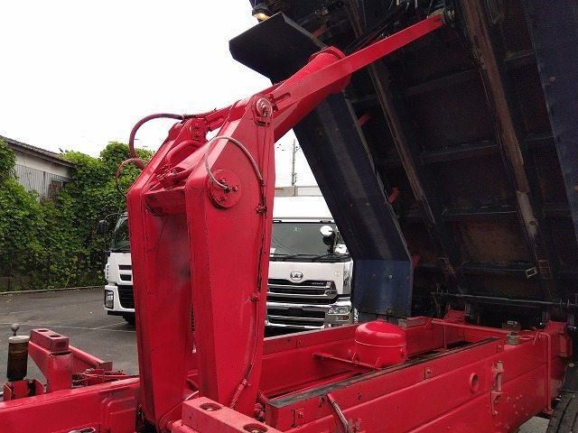 Nissan QUON 2014-12 8733032-10