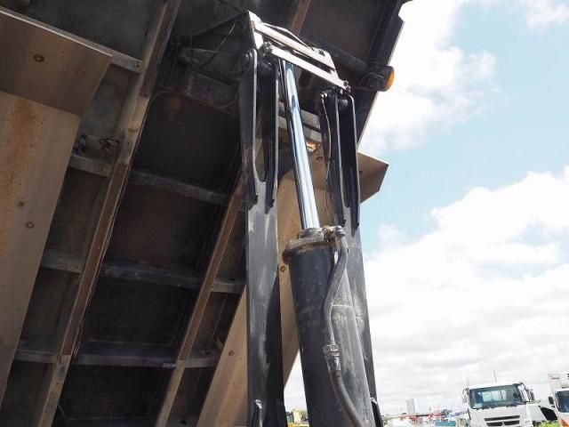Nissan QUON 2015-01 8733035-13