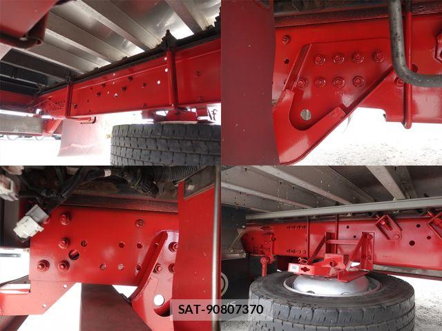 Nissan QUON 2021-10 8745421-14