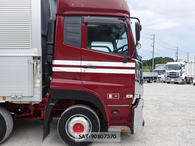 Nissan QUON 2021-10 8745421-2