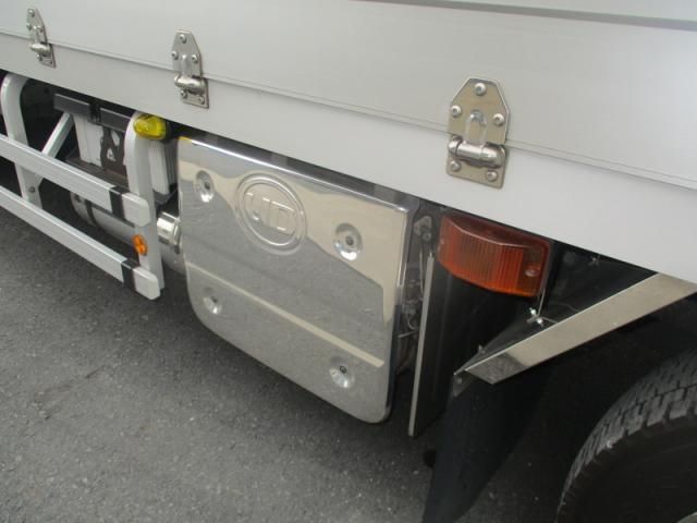 Nissan QUON 2020-09 8733031-15