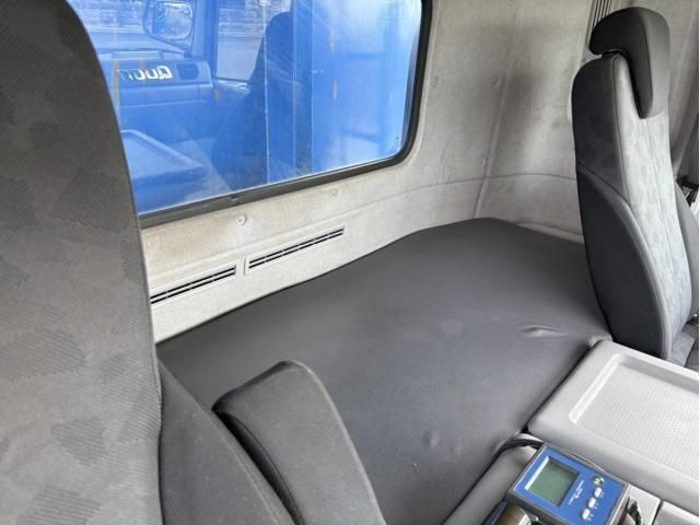 Nissan QUON 2017-02 8770745-20
