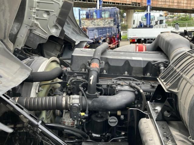 Nissan QUON 2017-09 8770746-12