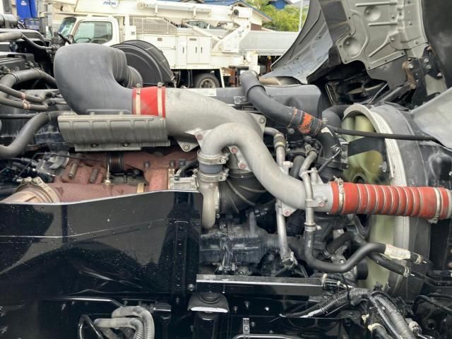 Nissan QUON 2017-09 8770746-13
