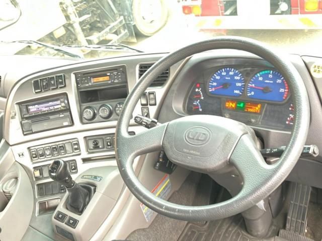 Nissan QUON 2017-09 8770746-16