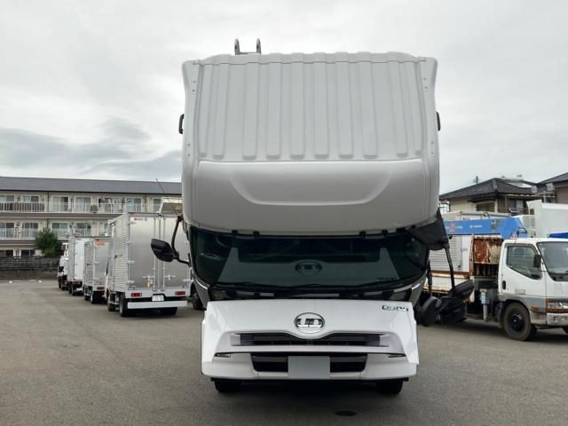 Nissan QUON 2017-09 8770746-18
