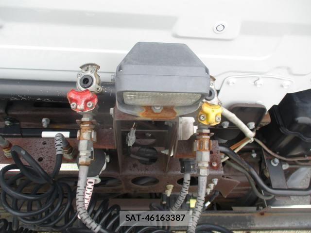 Nissan QUON 2015-06 8797246-10