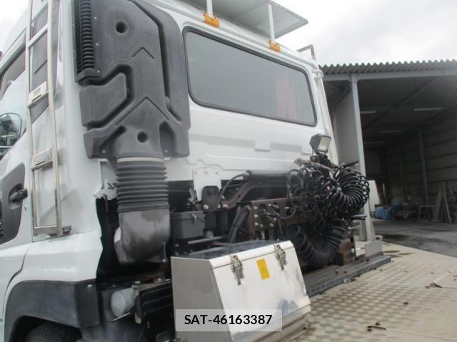 Nissan QUON 2015-06 8797246-12