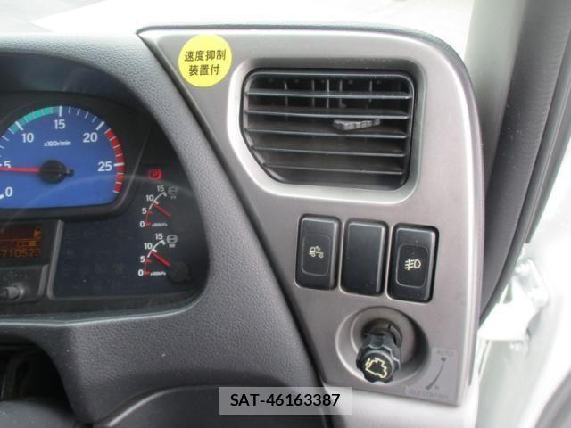 Nissan QUON 2015-06 8797246-23