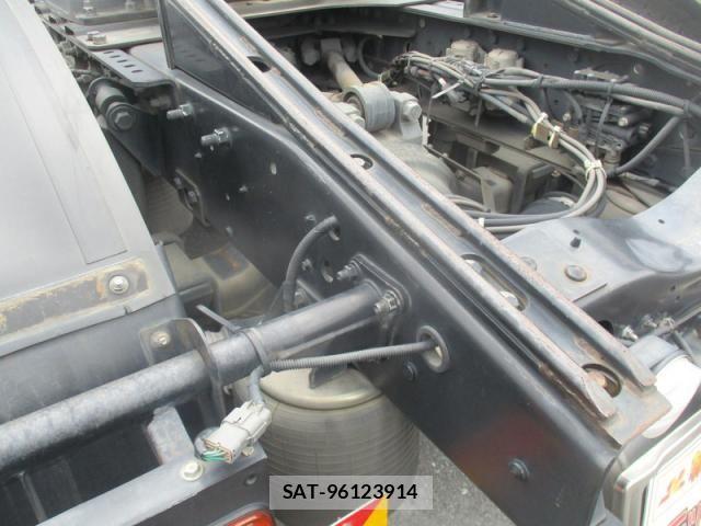 Nissan QUON 2017-05 8849638-12