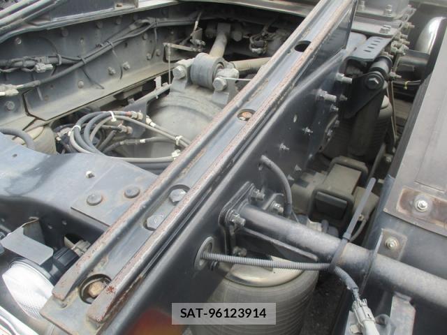 Nissan QUON 2017-05 8849638-15