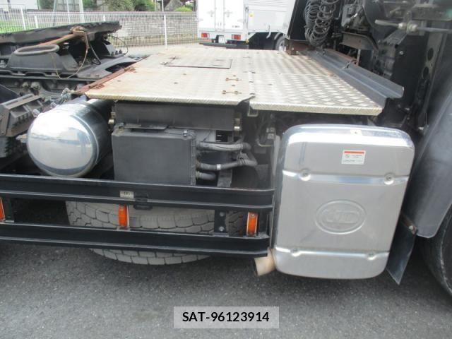Nissan QUON 2017-05 8849638-18