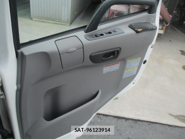 Nissan QUON 2017-05 8849638-20