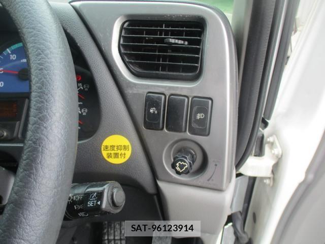 Nissan QUON 2017-05 8849638-21