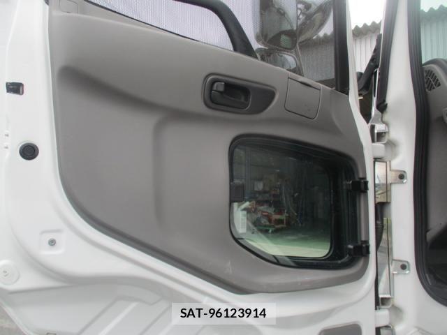 Nissan QUON 2017-05 8849638-26