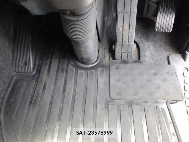 Nissan QUON 2017-08 8850445-26
