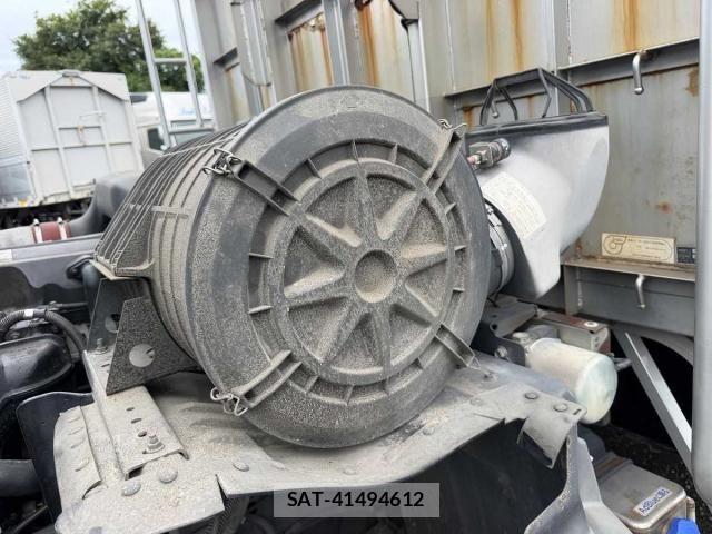 Nissan QUON 2017-11 8871901-16