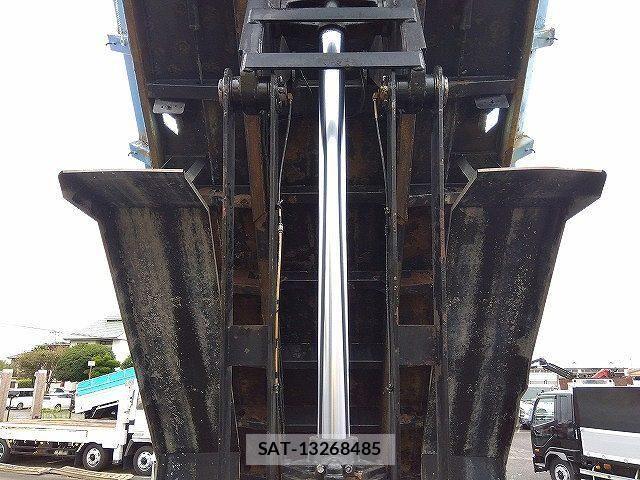 Nissan QUON 2009-09 8881755-9