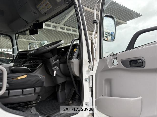 Nissan QUON 2019-01 8881753-16