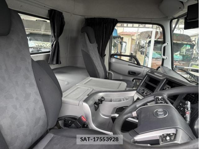 Nissan QUON 2019-01 8881753-18
