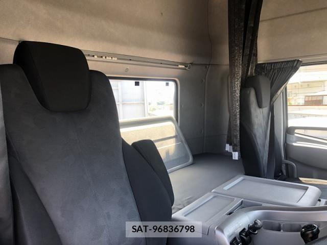 Nissan QUON 2017-03 8881752-9