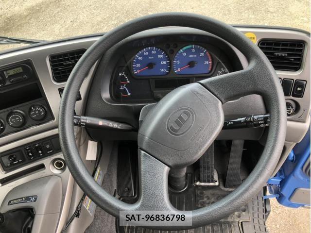 Nissan QUON 2017-03 8881752-6