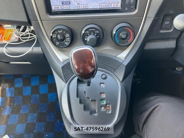 Toyota RACTIS 2011-11 6911647-23