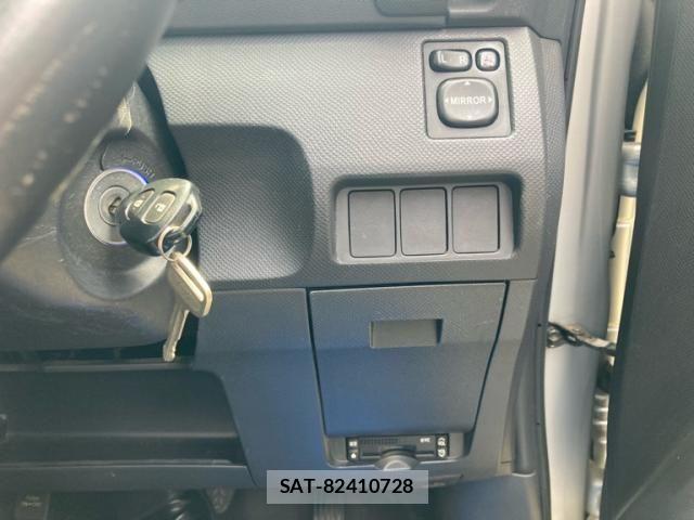 Toyota RACTIS 2010-08 7223966-13