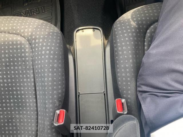 Toyota RACTIS 2010-08 7223966-16