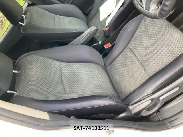 Toyota RACTIS 2011-07 7252028-14