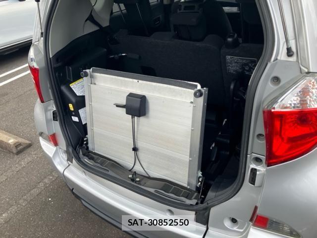 Toyota RACTIS 2013-05 8037829-24