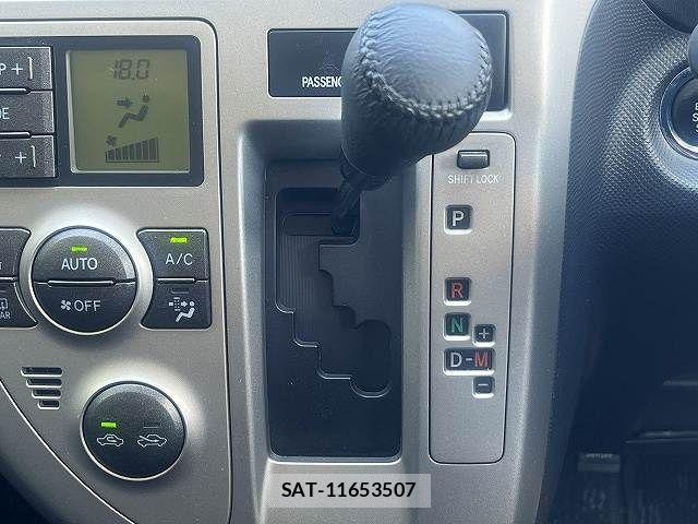 Toyota RACTIS 2009-11 8563322-15