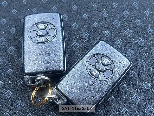 Toyota RACTIS 2009-11 8563322-16