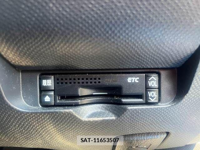 Toyota RACTIS 2009-11 8563322-19