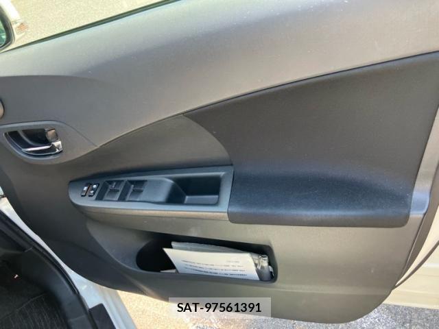 Toyota RACTIS 2010-12 8563323-11