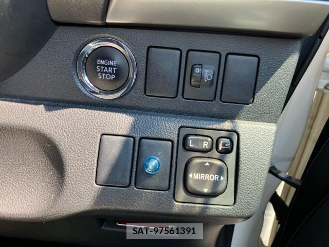 Toyota RACTIS 2010-12 8563323-17