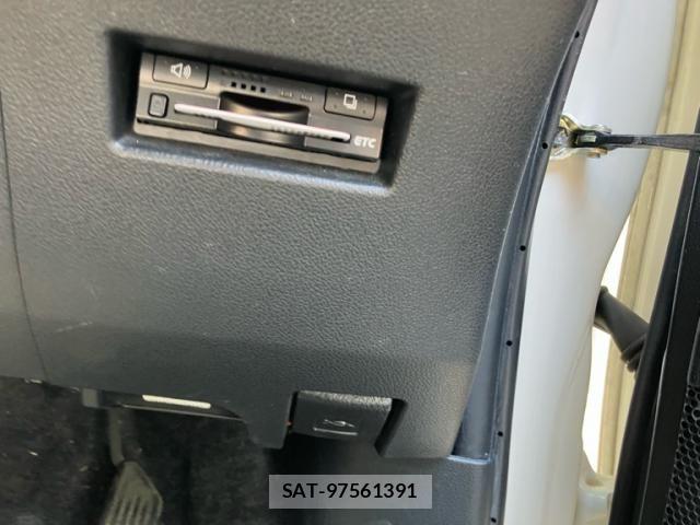 Toyota RACTIS 2010-12 8563323-18