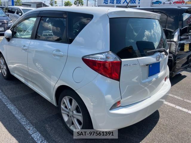Toyota RACTIS 2010-12 8563323-2