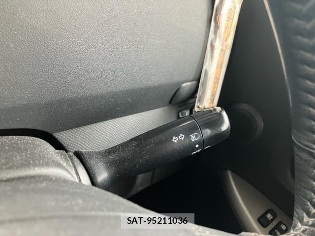 Toyota RACTIS 2010-05 8661177-12