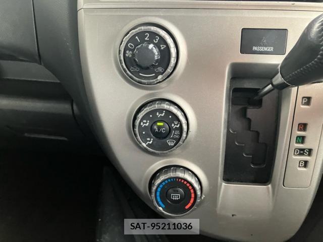 Toyota RACTIS 2010-05 8661177-17