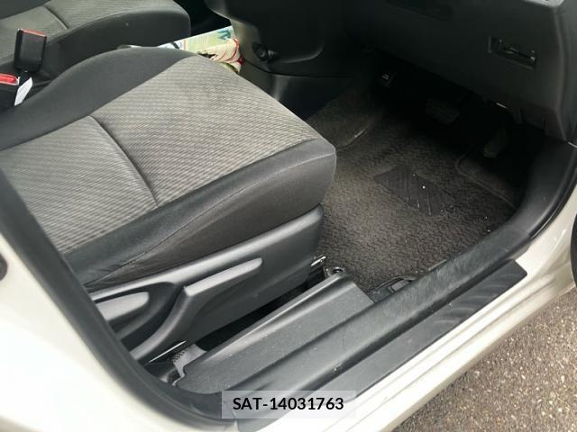 Toyota RACTIS 2015-08 8745422-15